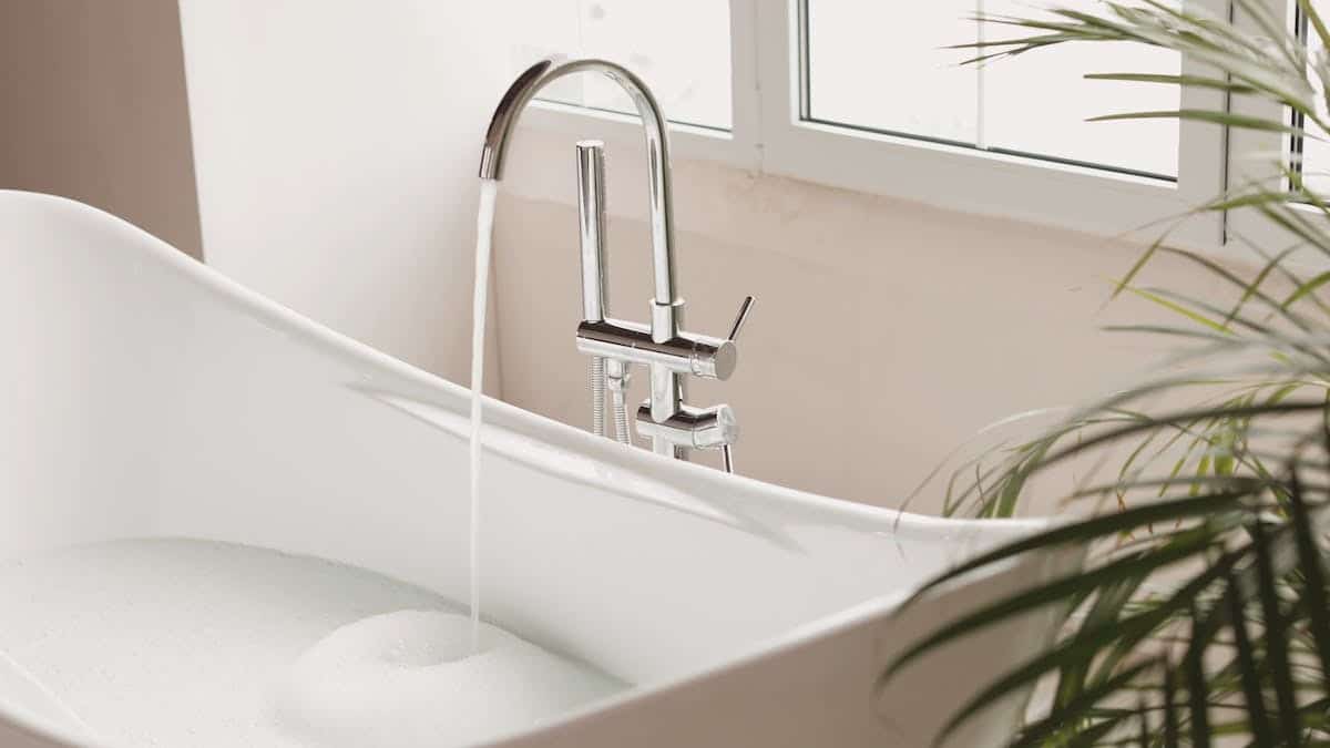 Le guide ultime pour déterminer la hauteur idéale d’un robinet de baignoire